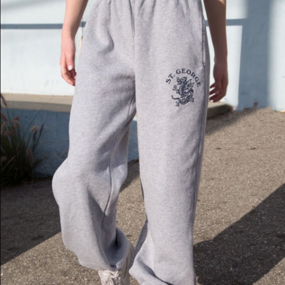 Looking for these brandy Melville sweatpants 🤍
